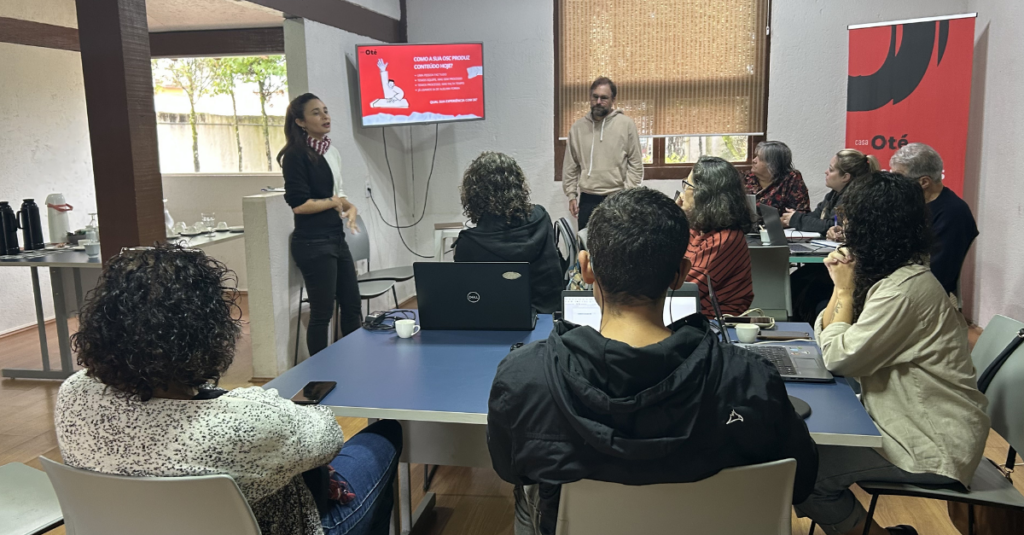 GRUPO DE PESSOAS NA OFICINA DE COMUNICAÇÃO COM IA